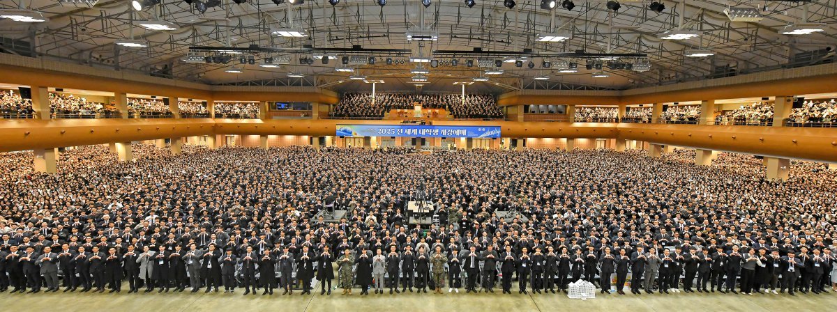 하나님의 교회가 2일 옥천고앤컴연수원에서 ‘2025 전 세계 대학생 개강예배’를 개최했다. 올해 대학생활을 시작하는 신입생부터 재학생, 학부모 등 전국에서 9350여 명이 모여 성황을 이뤘다. 