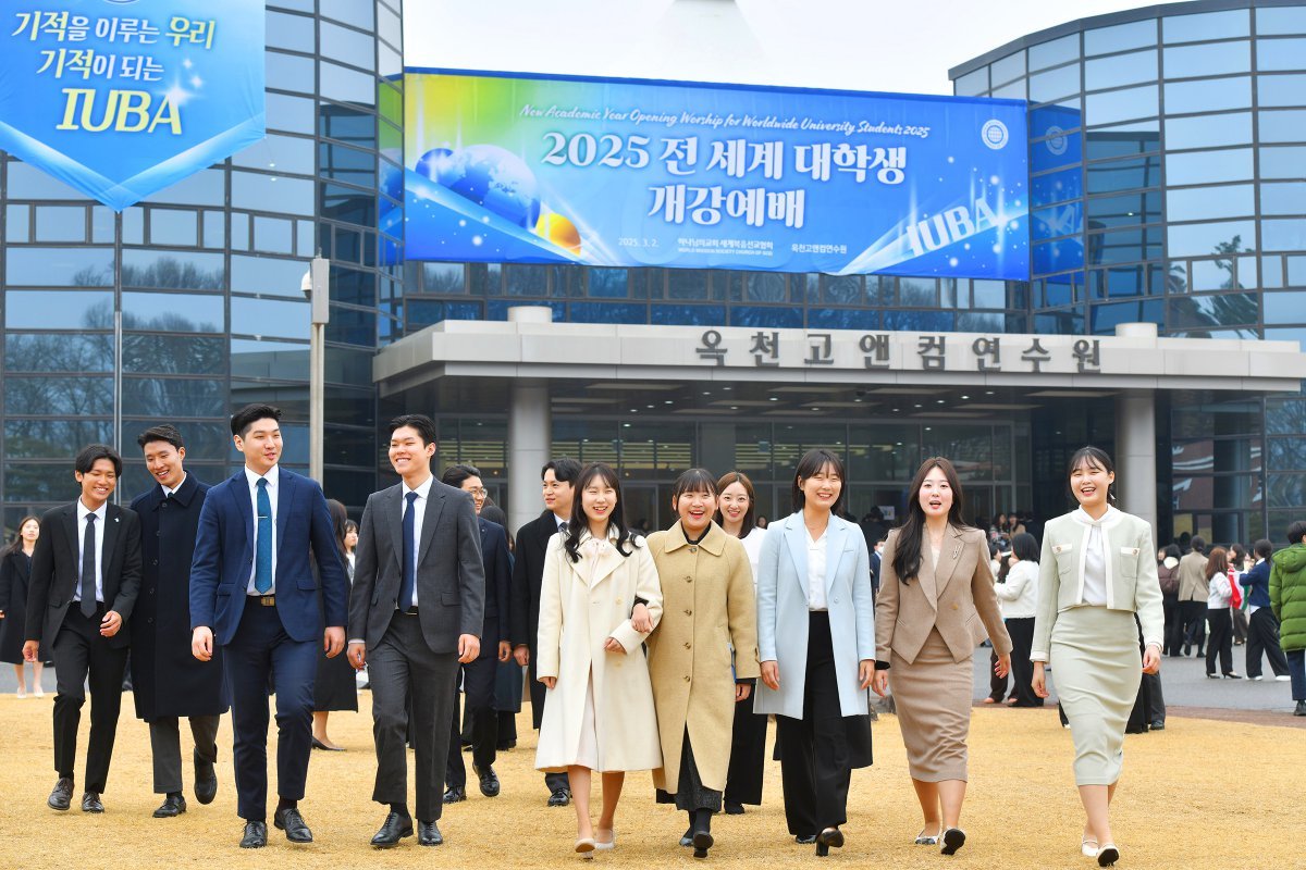 ‘2025 전 세계 대학생 개강예배’에 참석한 전국 대학생들이 연수원 곳곳을 거닐며 새로운 시작에 대한 설렘을 만끽했다. 