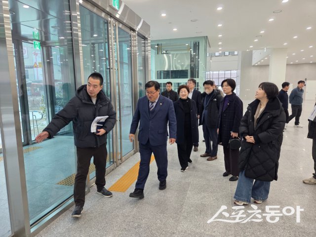 임홍열 고양특례시의회 특별위원회 위원장(윈쪽 두번째)이 위원들과 현장방문하고 있다. 사진제공ㅣ고양시의회