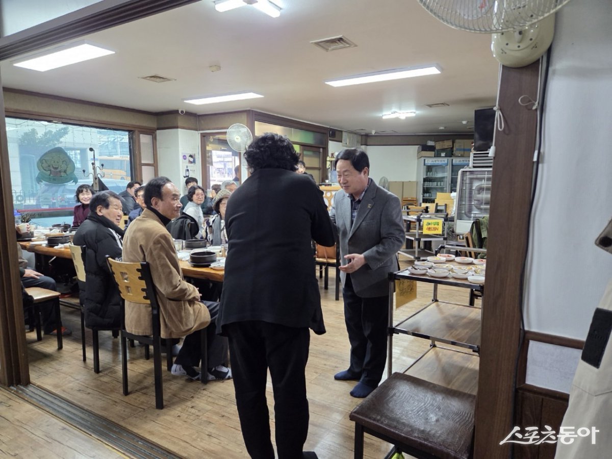 주광덕 시장(오른쪽)이 지난 1일 3·1절을 기념해 광복회 남양주시지회 독립유공자 후손들을 음식점으로 초청하고 있다. 사진제공ㅣ남양주시