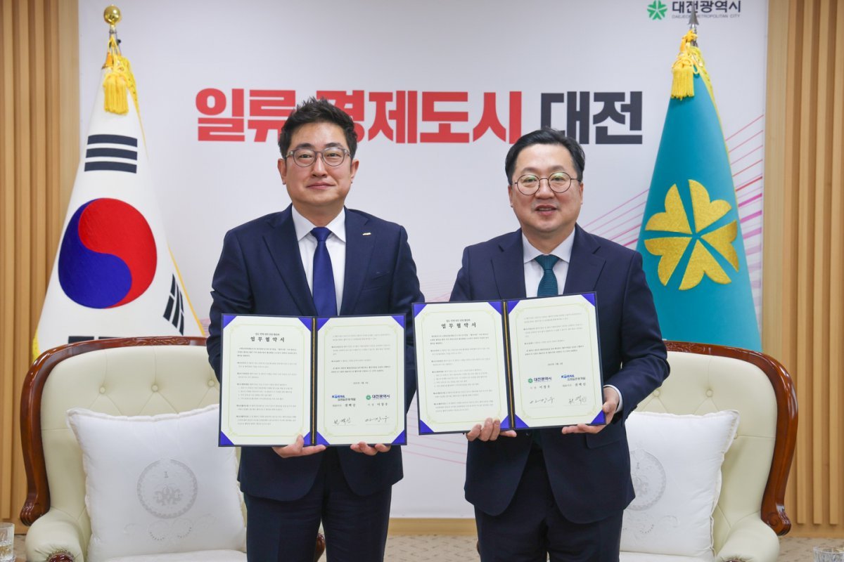 권백신 코레일관광개발 대표이사(왼쪽)와 이장우 대전광역시장    사진제공｜코레일관광개발