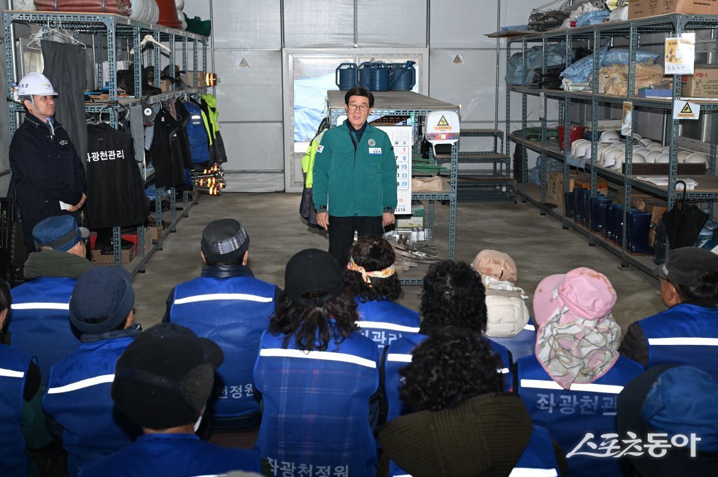 종복 기장군수가 좌광천정원팀 사업장을 방문해 기간제 근로자를 대상으로 안전보건 교육을 진행하고 있다. (사진제공=기장군)