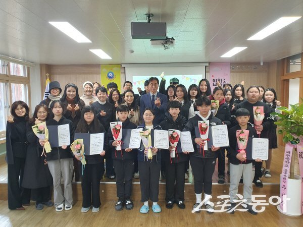 청도 매전중 총동창회가 후배사랑 장학금을 전달하고 기념 촬영하고 있다. 사진제공 ㅣ 매전중