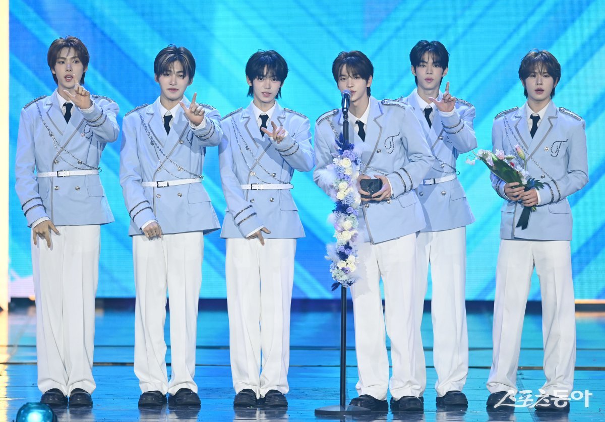 스포츠동아가 주최하고 ‘유픽(upick)’과 WSM이 주관하는 ‘유픽과 함께 하는 제1회 디 어워즈(D Awards with upick)’(주최: 스포츠동아, WSM · 주관: UPICK, WSM · 후원: G.K Link, ITTA)가 22일 서울 고려대학교 화정체육관에서 개최됐다. 디 어워즈 딜라이트 블랙라벨 올해의 신인(D*AWARDS DELIGHTS BLACK LABEL Rookie of the Year)에 선정된 투어스(TWS)가 수상 소감을 밝히고 있다.  주현희 기자 teth1147@donga.com