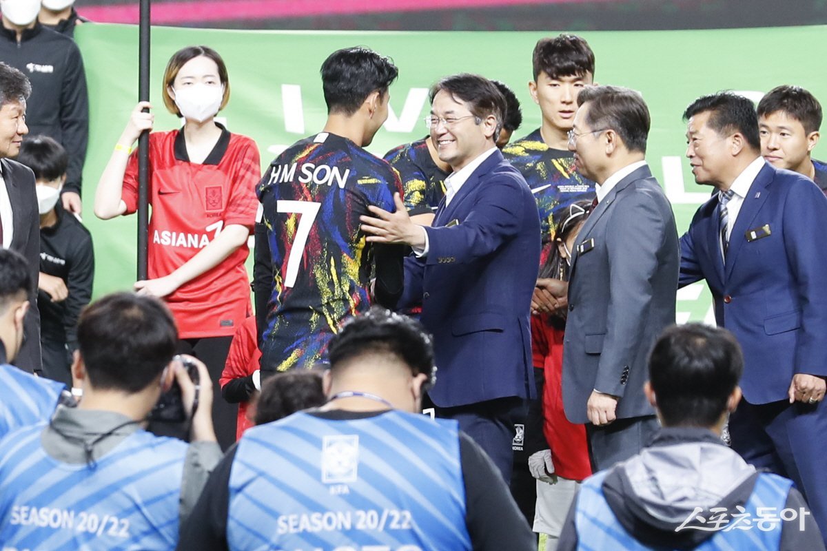 2022년 9월 23일 하나은행 초청 축구 국가대표팀 평가전(대한민국 vs. 코스타리카)에 앞서 이동환 고양시장(윈쪽 세번째)이 손흥민 선수와 인사를 나누고 있다.  사진제공ㅣ고양시