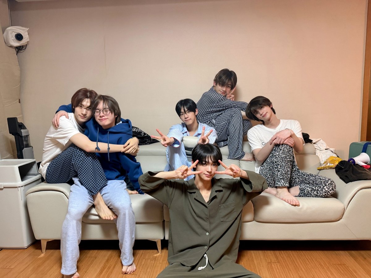 투어스의 자체 콘텐츠 ‘투어스:클럽’ 한 장면. 이들은 각종 게임으로 망가지는 모습뿐 아니라 숙소의 자연스러운  일상까지 화면에 담아 10~20대 유튜브 이용자들에게 친근한 매력을 어필하는 데 성공했다. 사진제공|플레디스엔터테인먼트