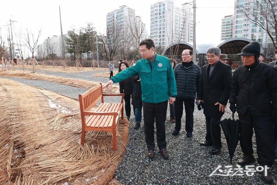 지난 4일 수지구 죽전동 미세먼지 차단숲 조성 현장을 방문한 이상일 용인특례시장이 현장점검을 하고 있다. 사진제공｜용인시청