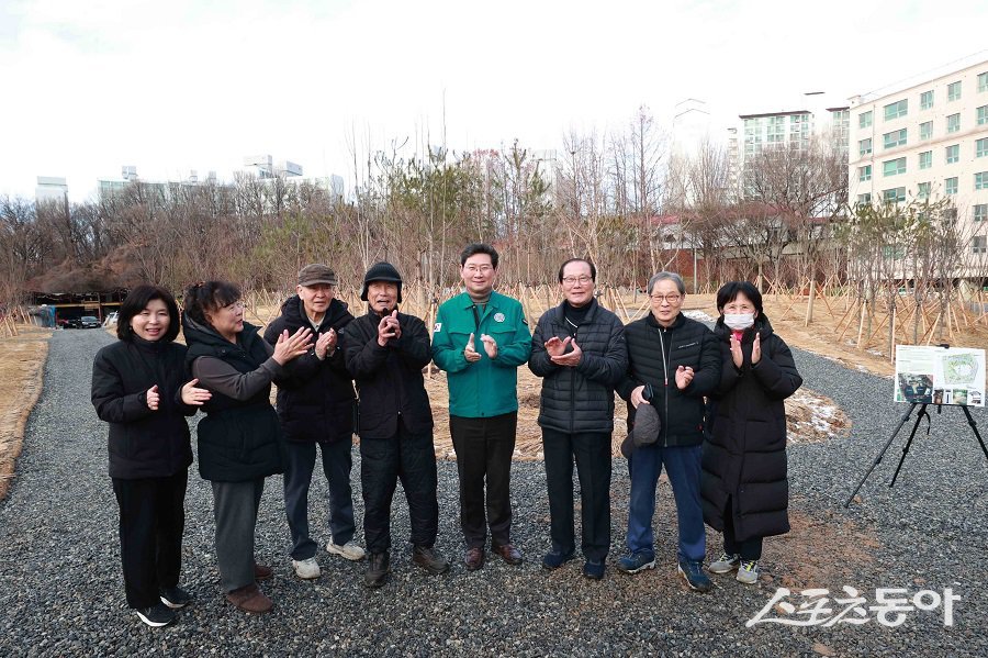 지난 4일 수지구 죽전동 미세먼지 차단숲 조성 현장을 방문한 이상일 용인특례시장이 현장점검을 하고 있다. 사진제공｜용인시청