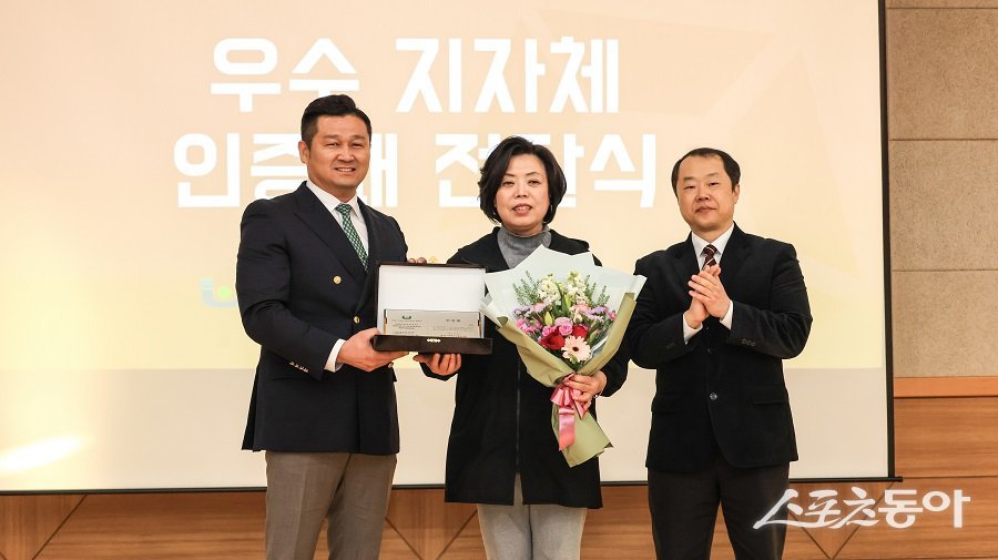 지난달 28일 우수지자체 인증패 전달식 모습(사진 가운데 신계용 과천시장). 사진제공｜과천시청