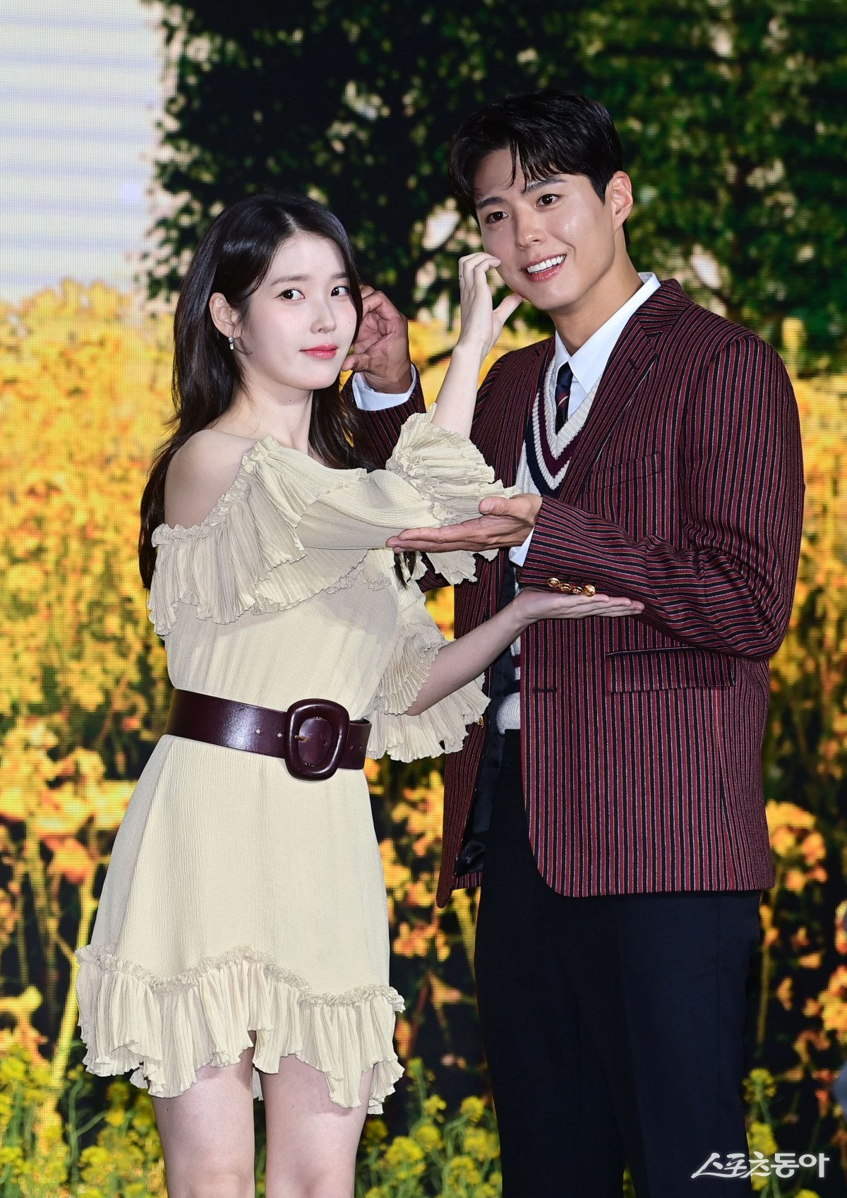 배우 아이유, 박보검이 5일 서울 영등포구 콘래드서울에서 열린 넷플릭스 시리즈 ‘폭싹 속았수다’ 제작발표회에서 포즈를 취하고 있다.  주현희 기자 teth1147@donga.com