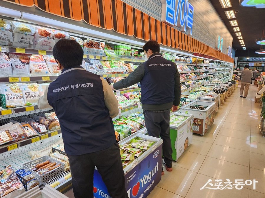 대전시 특사경, 식품위생법 위반업소 (미신고 기타식품판매업소 점검 모습). 사진제공|대전시청