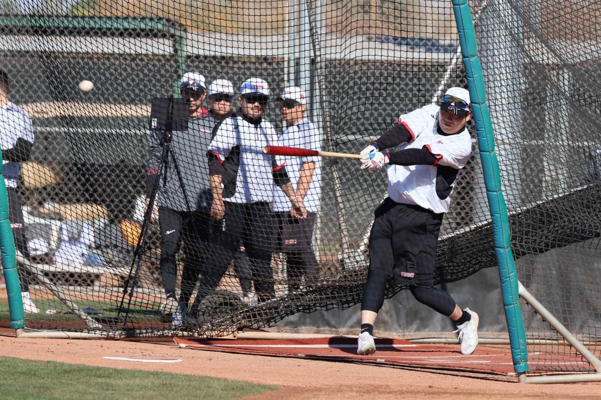 스프링캠프에서 타격훈련을 하는 LG 김현수(오른쪽). 염경엽 감독은 스프링캠프 기간 김현수, 박해민, 오지환 등 베테랑 타자들의 시즌 준비에 만족감을 드러냈다. 사진제공｜LG  트윈스
