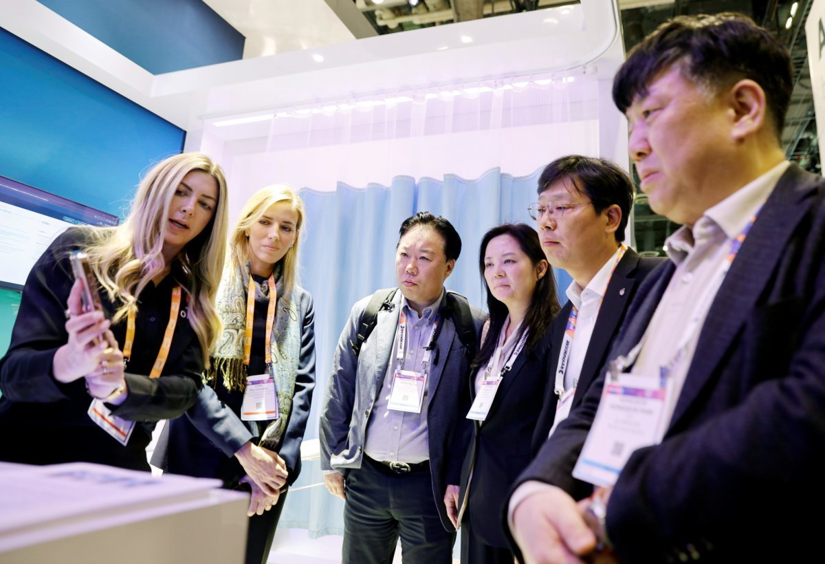 3일 미국 라스베이거스에서 열린 ‘HIMSS 2025’에 참가한 고려대의료원 박홍석 의학지능정보본부장, 손호성 의무기획처장, 추영수 선임간호부장, 윤주성 디지털혁신팀장(사진 오른쪽부터)              사진제공｜고려대의료원