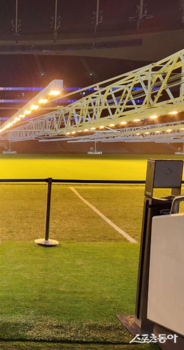 지난해 11월 런던 토트넘 홋스퍼 스타디움의 그라운드에 설치된 대형 채광기. 스포츠동아DB