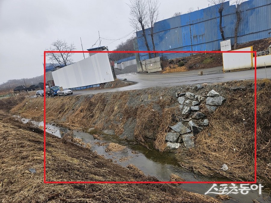 시흥시 과림동의 한 골재채취장에서 흘러나온 골재 및 오·폐수가 지방하천인 계수천을 오염시키고 있다는 의혹이 제기됐다(현장 모습). 사진｜장관섭 기자