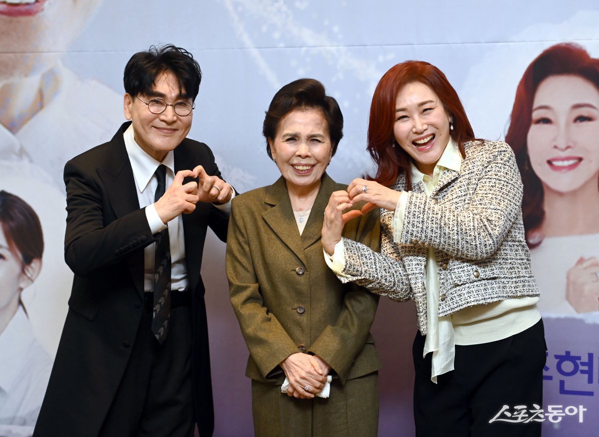 가수 이미자가 5일 서울 마포구 스탠포드호텔 서울에서 열린 전통가요 헌정 공연 ‘맥(脈)을 이음’ 기자간담회에서 가졌다. 간담회에 참석한 가수 조항조, 이미자, 주현미가 포토타임을 갖고 있다. 김종원 기자 won@donga.com