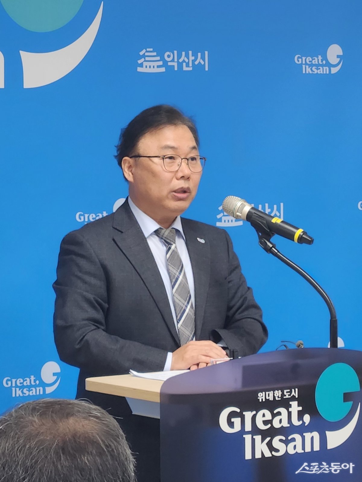 김형훈 녹색도시환경국장이 5일 브리핑을 통해 용안생태습지와 신흥공원 개발에 대해 설명하고 있다. 사진제공=익산시