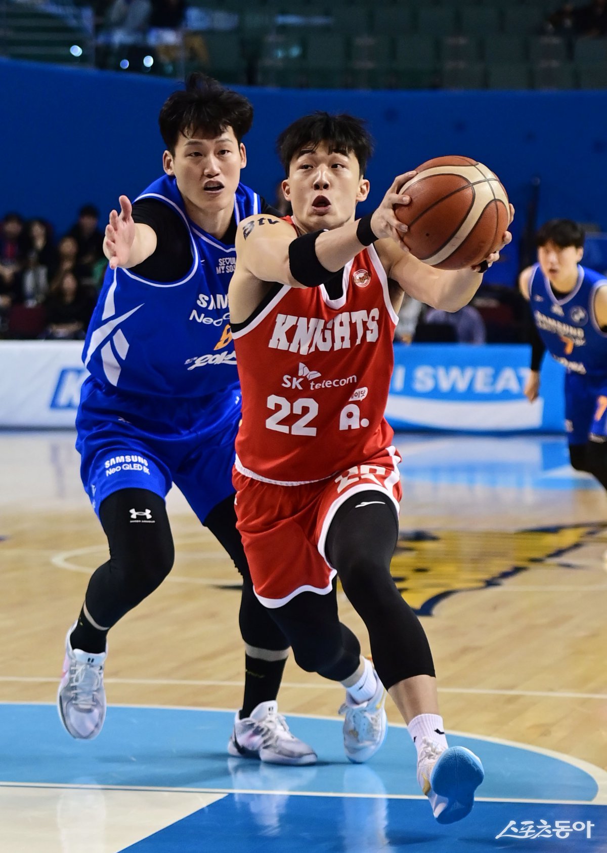 SK 오재현(앞)이 5일 잠실체육관에서 열린 삼성과 원정경기 도중 공격을 시도하고 있다. 잠실|주현희 기자 teth1147@donga.com