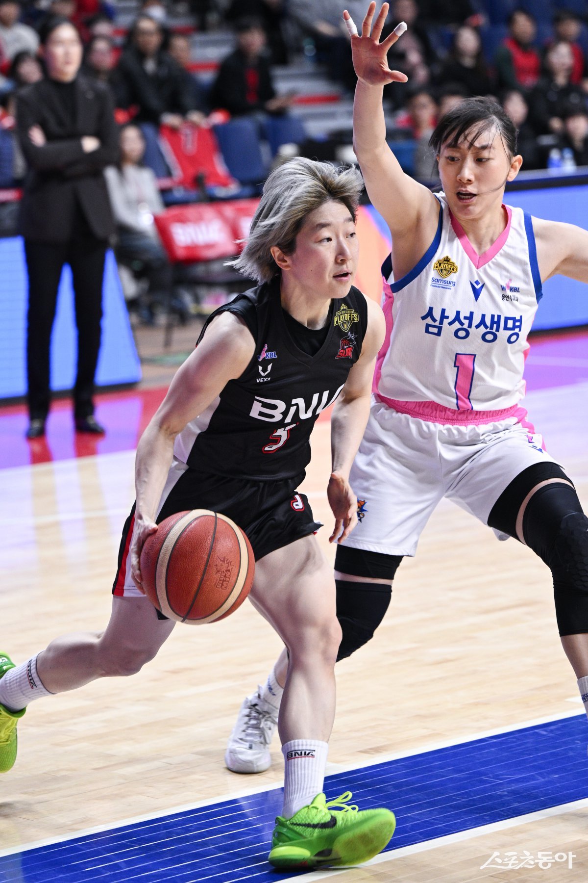 BNK 안혜지(왼쪽)가 5일 사직체육관에서 열린 삼성생명과 4강 PO 2차전 도중 골밑 돌파를 시도하고 있다. 사진제공｜WKBL