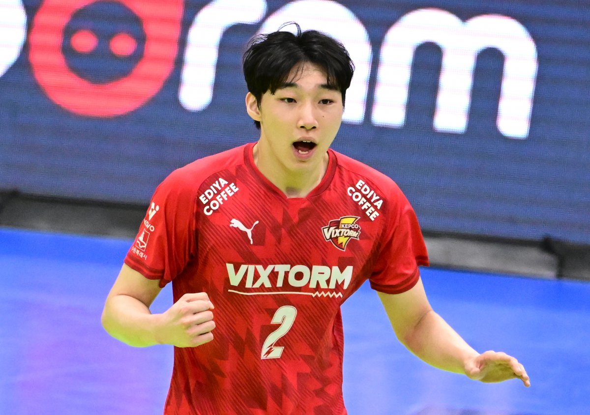 한국전력 세터 김주영이 5일 수원체육관에서 벌어진 우리카드와 ‘도드람 2024~2025 V리그’ 남자부 정규리그 6라운드 홈경기 도중 득점한 뒤 기뻐하고 있다. 사진제공|KOVO