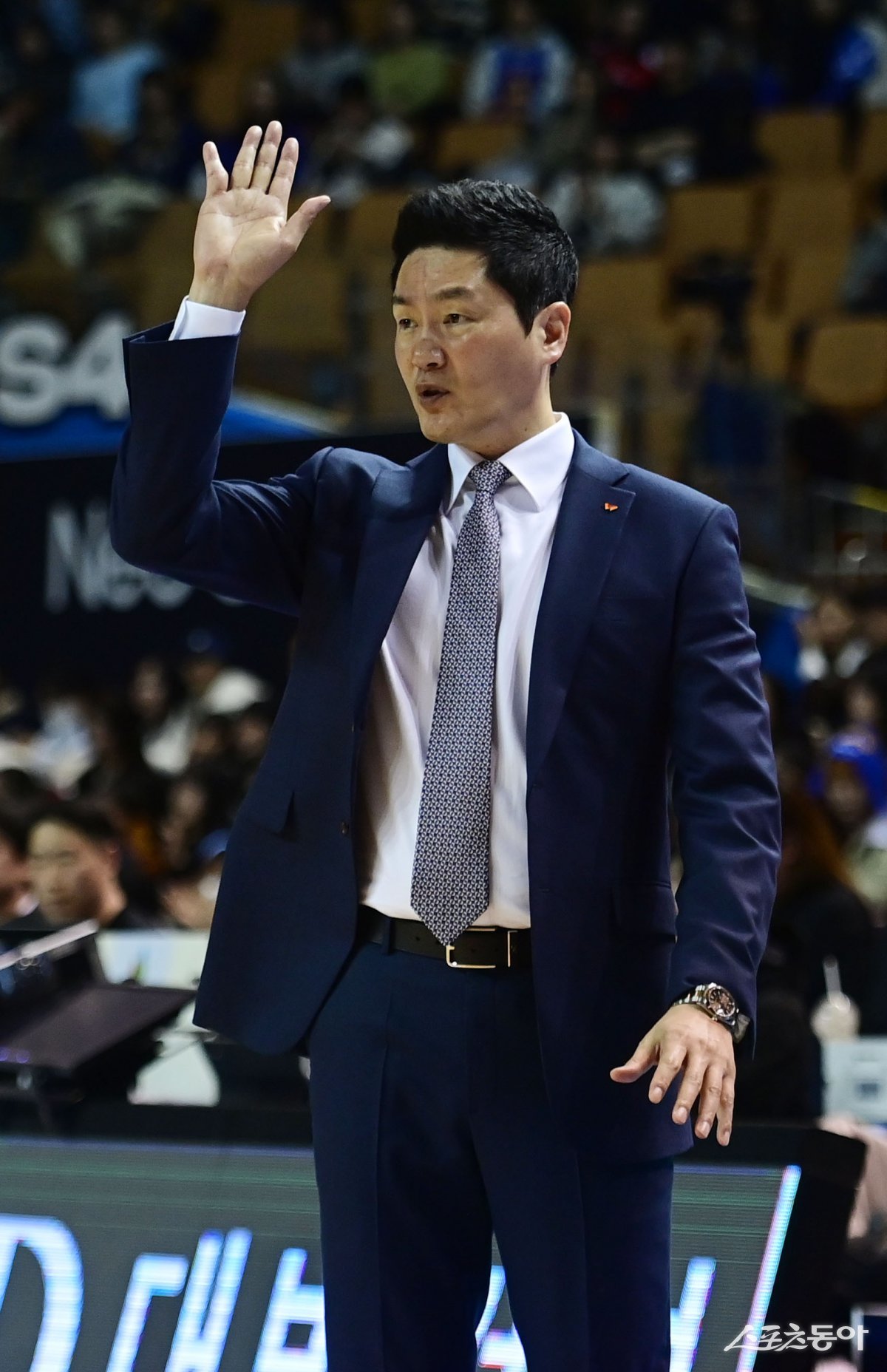 5일 서울 잠실실내체육관에서 열린 ‘2024-2025 KCC 프로농구’ 삼성과 SK의 경기에서 SK 전희철 감독이 선수들에게 작전 지시를 하고 있다.  잠실｜주현희 기자 teth1147@donga.com