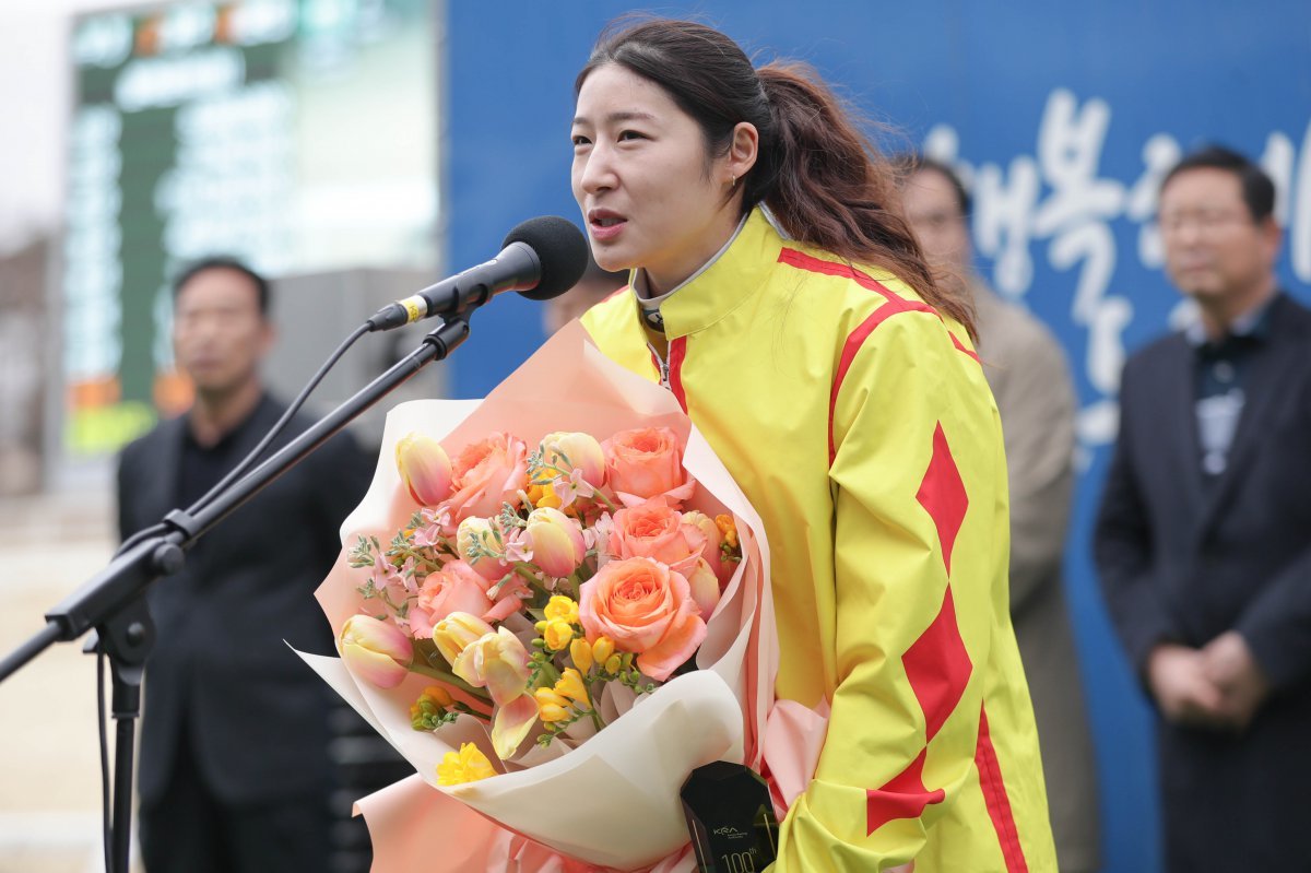통산 100승을 달성한 김효정 기수     사진제공｜한국마사회