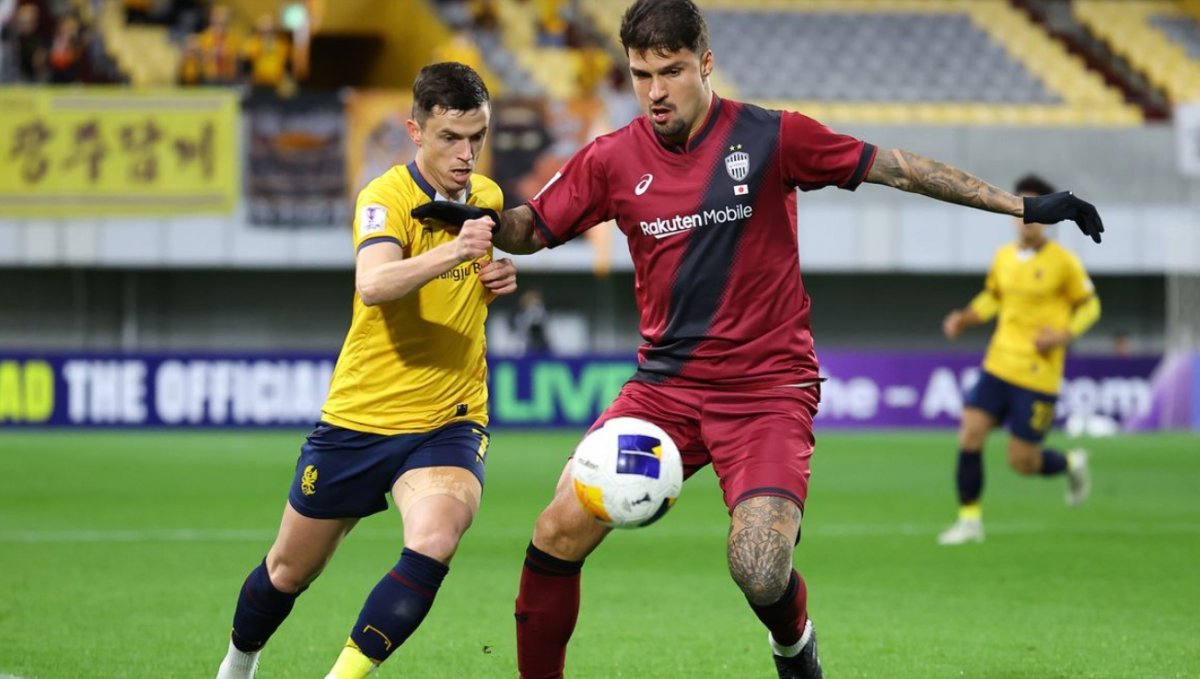 광주 아사니(왼쪽)와 고베 툴레르가 5일 노에비아 경기장에서 열린 고베와 2024~2025시즌 ACLE 16강 1차전 원정경기 도중 공을 다투고 있다. 사진출처｜AFC 홈페이지