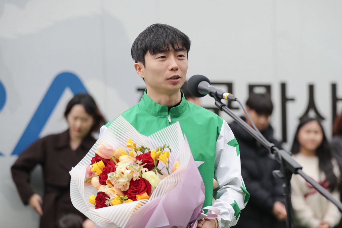 데뷔 12년만에 통산 100승을 달성한 조한별 기수      사진제공｜한국마사회