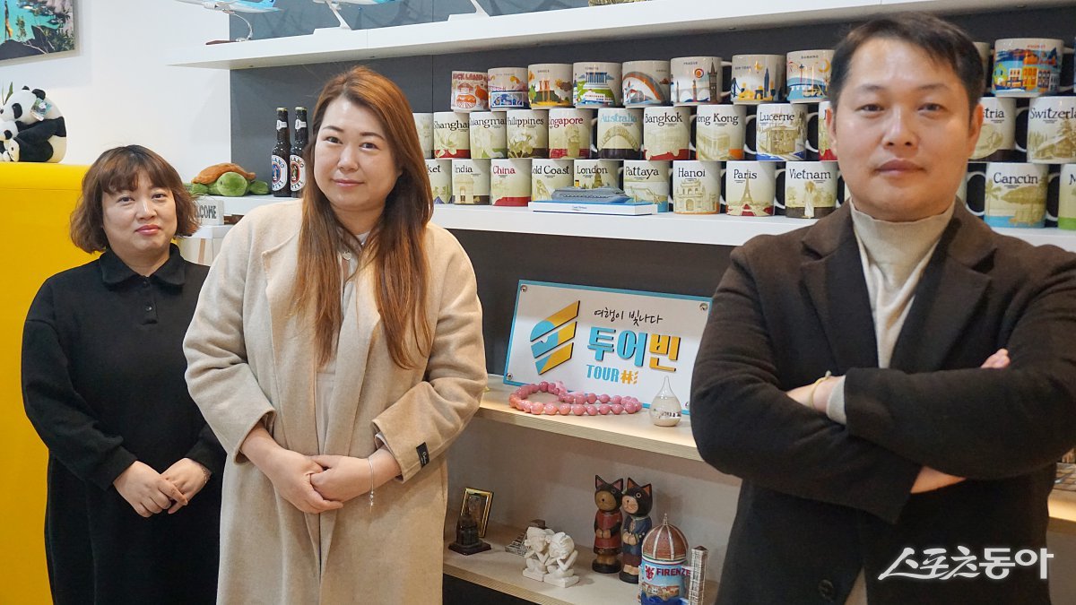 (왼쪽부터) 투어빈 우경이 과장, 김혜연 대표, 김우철 이사가 기념촬영을 하고 있다. (사진제공=투어빈)