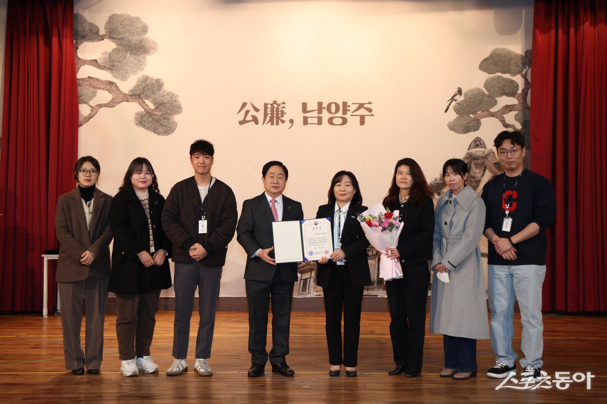 주광덕 남양주시장(윈쪽 네번째)이 지방세 발전 유공 기관 표창 수상을 직원들과 함께 기념 촬영하고 있다. 사진제공ㅣ남양주시