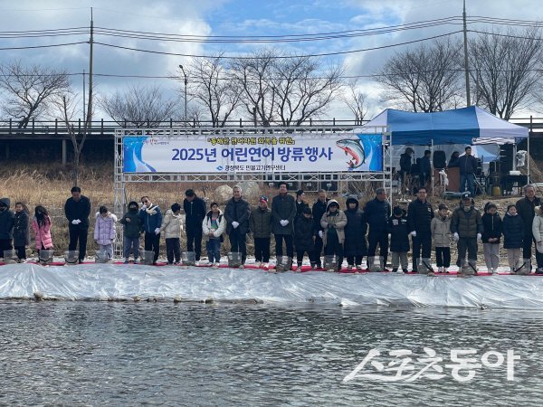 경북민물고기연구센터가 울진 왕피천에서 어린 연어를 방류하고 있다. 사진제공 ㅣ 경북도