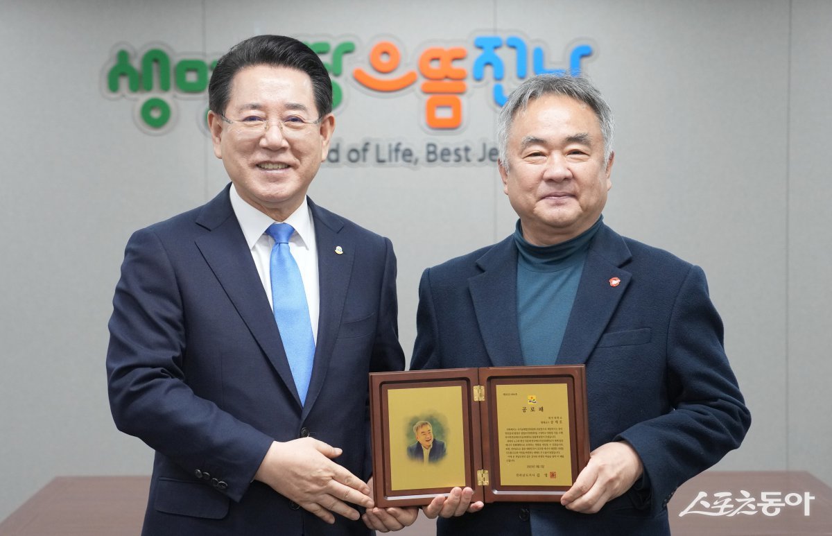 김영록 전라남도지사가 지난 5일 전라남도 서울 중앙협력본부에서 한국에너지공대 설립 지원 유공자인 송재호 제주대학교 명예교수에게 공로패를 수여했다. 사진제공=전남도