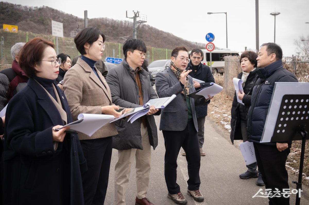 자치행정위원회는 공유재산관리계획(안)에 대한 효율적인 심사를 위해 5일 사업대상지를 현장점검하고 있다.  사진제공ㅣ남양주시의회 