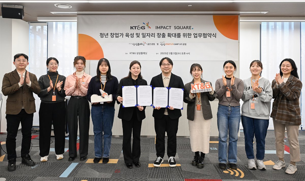 업무 협약 후 기념촬영을 하고 있는 KT&G-임팩트스퀘어 관계자들. 사진제공 l KT&G