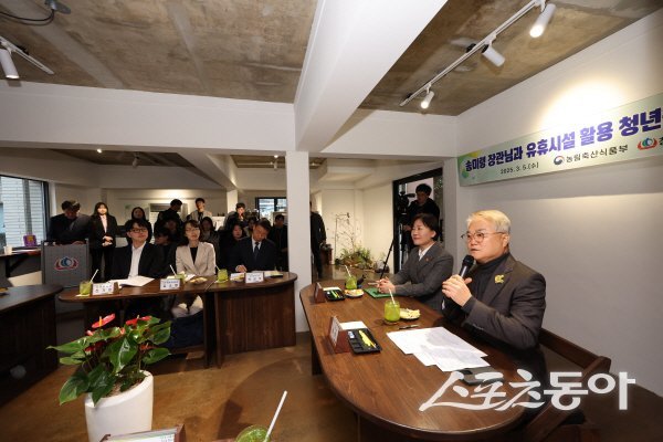 김하수 청도군수가 송미령 농림축산식품부 장관에게 현황을 설명하고 있다. 사진제공 ㅣ 청도군