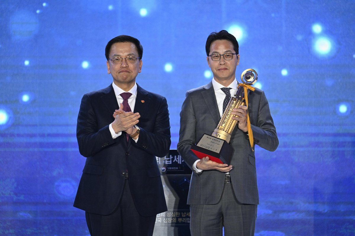 조좌진 롯데카드 대표(오른쪽)와 최상목 대통령 권한대행 부총리 겸 기획재정부 장관. 사진제공|롯데카드