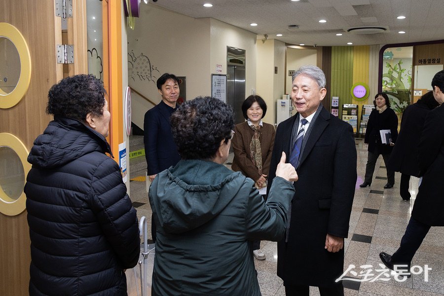 윤환 인천계양구청장 지역 내 구립도서관과 교육시설 현장을 방문하여 주민들과 소통하고 있다. 사진제공|인천 계양구청