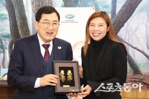 주낙영 경주시장(왼쪽)이 홍콩경제무역대표부 윈섬 아우 대표와 기념 촬영하고 있다. 사진제공 ㅣ 경주시