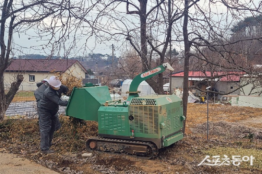 옹진군은 영농부산물 안전처리를 위한 파쇄지원단 을 시범운영한다. 사진제공|옹진군청