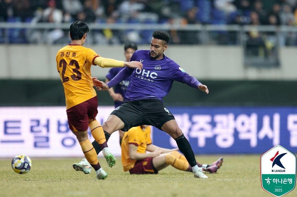 안양 유병훈 감독은 브라질 공격수 모따(가운데)에게 집중된 득점을 분산시키는 방법을 강구하고 있다. 사진제공｜한국프로축구연맹