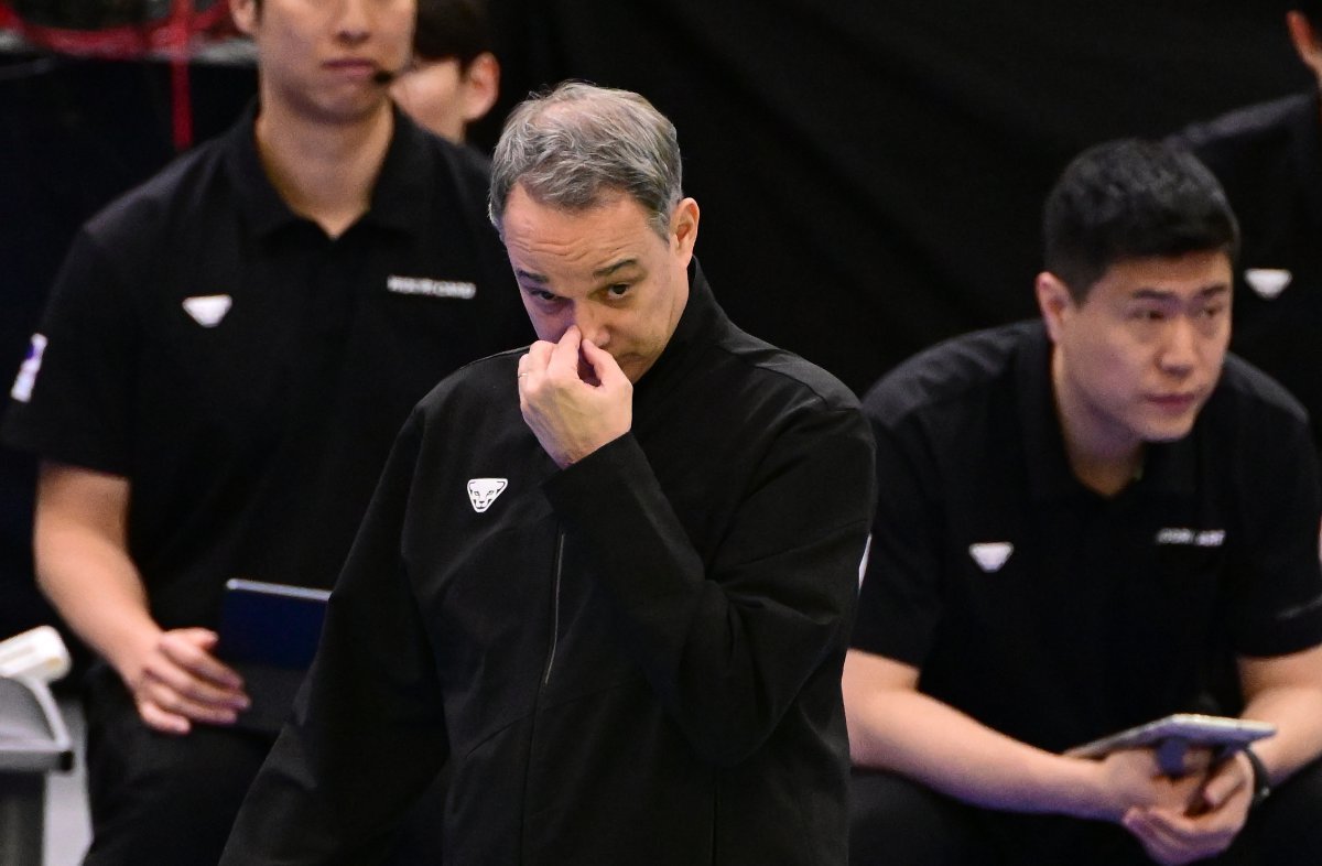 우리카드는 지난 시즌 후 마우리시오 파에스 감독을 선임했지만, 결과는 ‘5시즌 연속 봄배구 진출’의 좌절이었다. 하루빨리 어수선한 분위기를 수습해야 다시 일어설 수 있다. 사진제공|KOVO