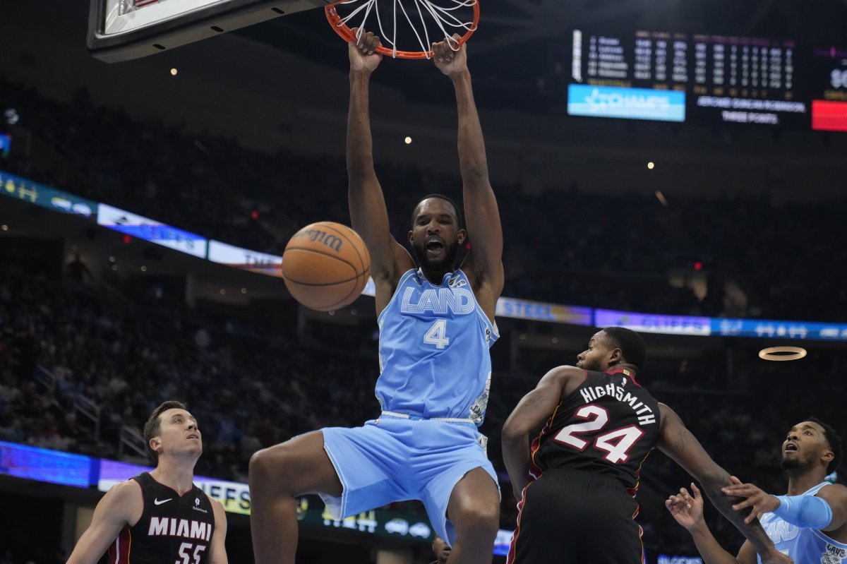 클리블랜드 에반 모블리(가운데)가 7일(한국시간) 로킷 아레나에서 열린 마이애미와 홈경기 도중 강력한 투핸드 덩크슛을 넣고 포효하고 있다. 클리블랜드는 이날 승리로 12연승을 질주하며 PO 진출을 확정했다. 클리블랜드(미 오하이오주)|AP뉴시스