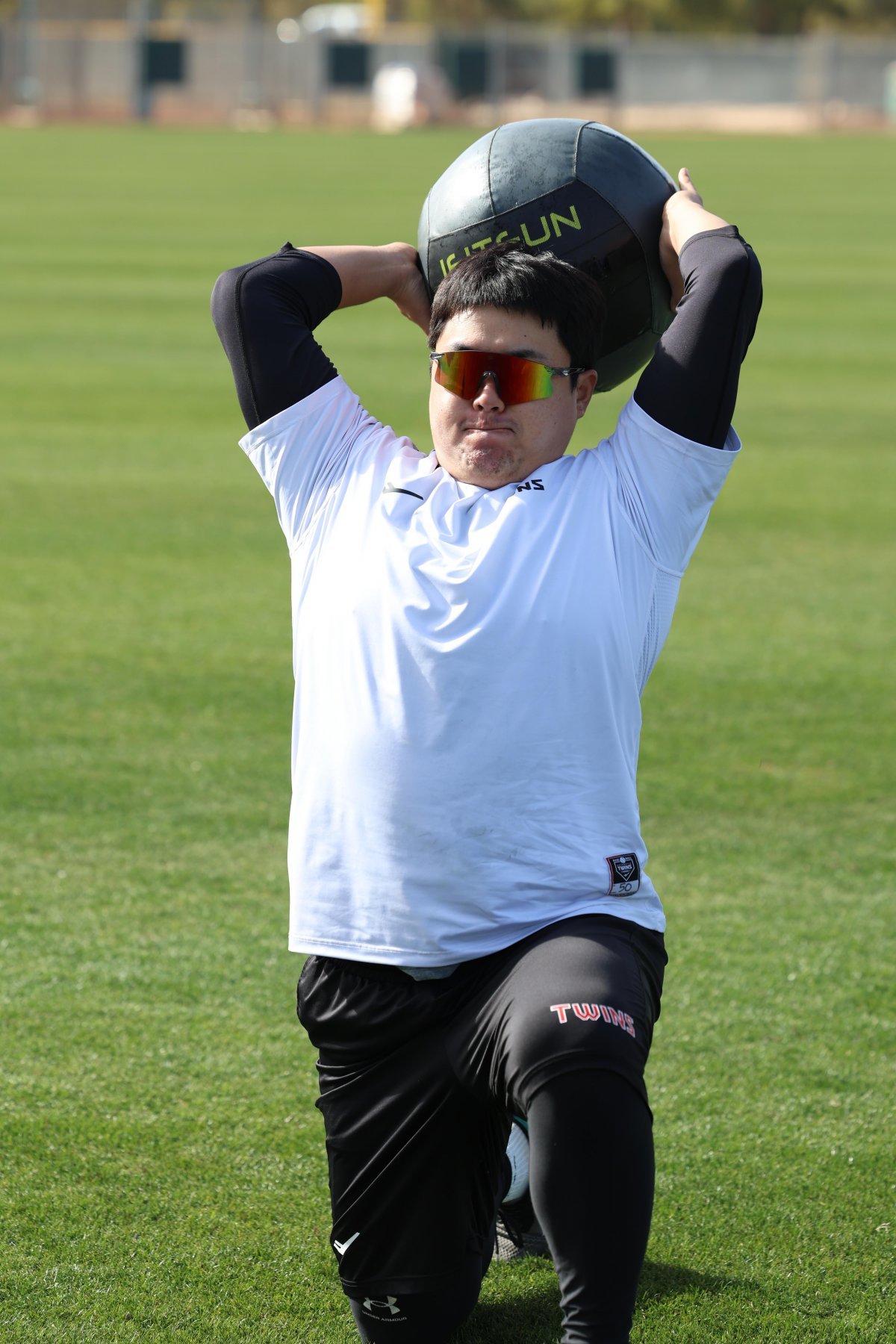 발목을 다쳐 1차 스프링캠프에서 조기 귀국한 LG 장현식은 최근 2군에서 캐치볼을 하는 등 다시 시즌 개막 준비에 돌입했다. 스프링캠프 도중 훈련하고 있는 장현식. 사진제공|LG 트윈스