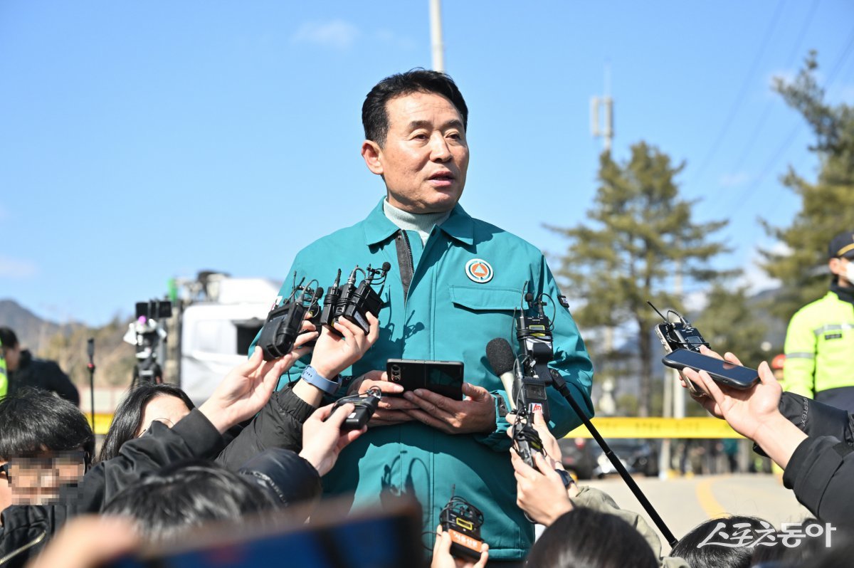 백영현 시장이 6일 승진과학화훈련장 사고에 기자들에게 설명라고 하고 있다. 사진제공ㅣ포천시