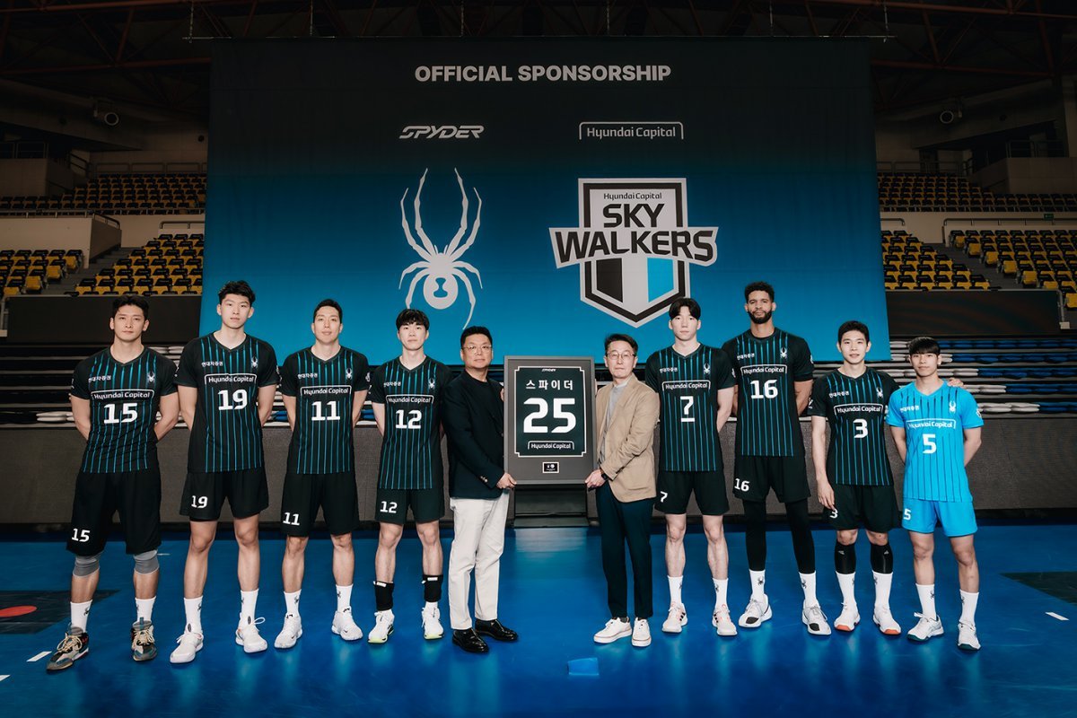 V리그 남자부 현대캐피탈이 6일 천안유관순체육관에서 글로벌 프리미언 스포츠 브랜드 스파이더와 공식 스폰서 계약을 체결했다. 계약 기간은 2026~2027시즌까지다. 사진제공|현대캐피탈 스카이워커스