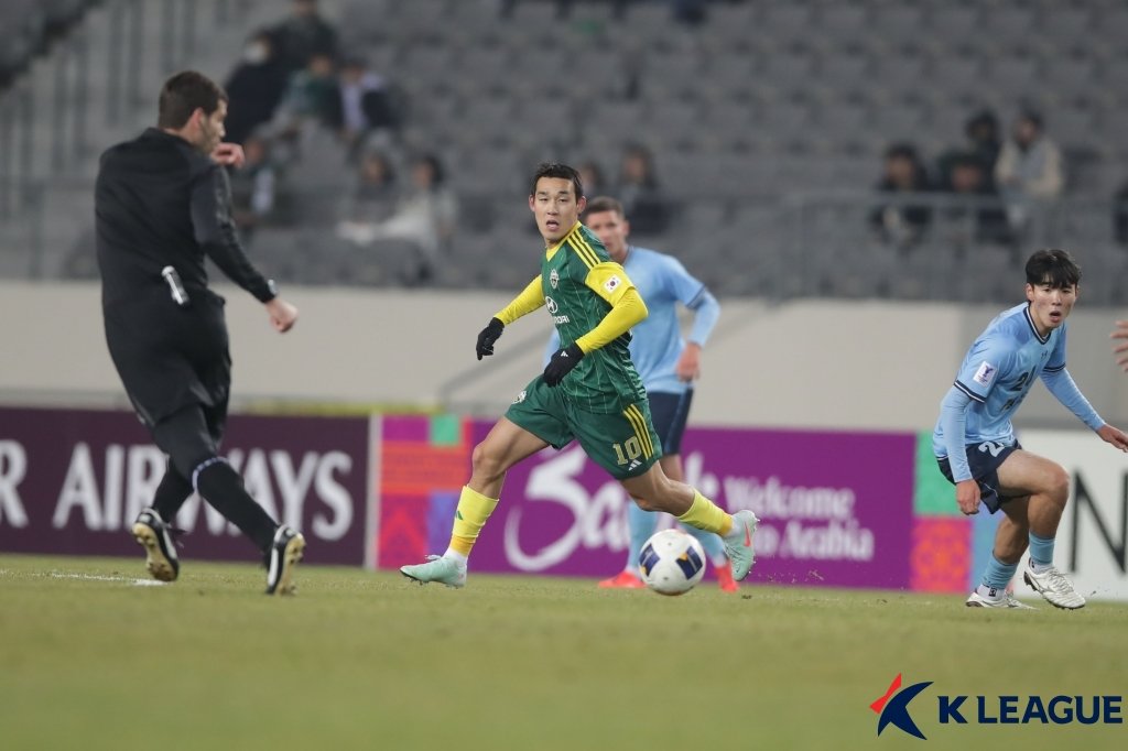 전북 송민규(가운데)가 6일 용인미르스타디움에서 열린 시드니와 2024~2025시즌 ACL2 8강 1차전 홈경기 도중 드리블을 시도하고 있다. 사진제공｜한국프로축구연맹