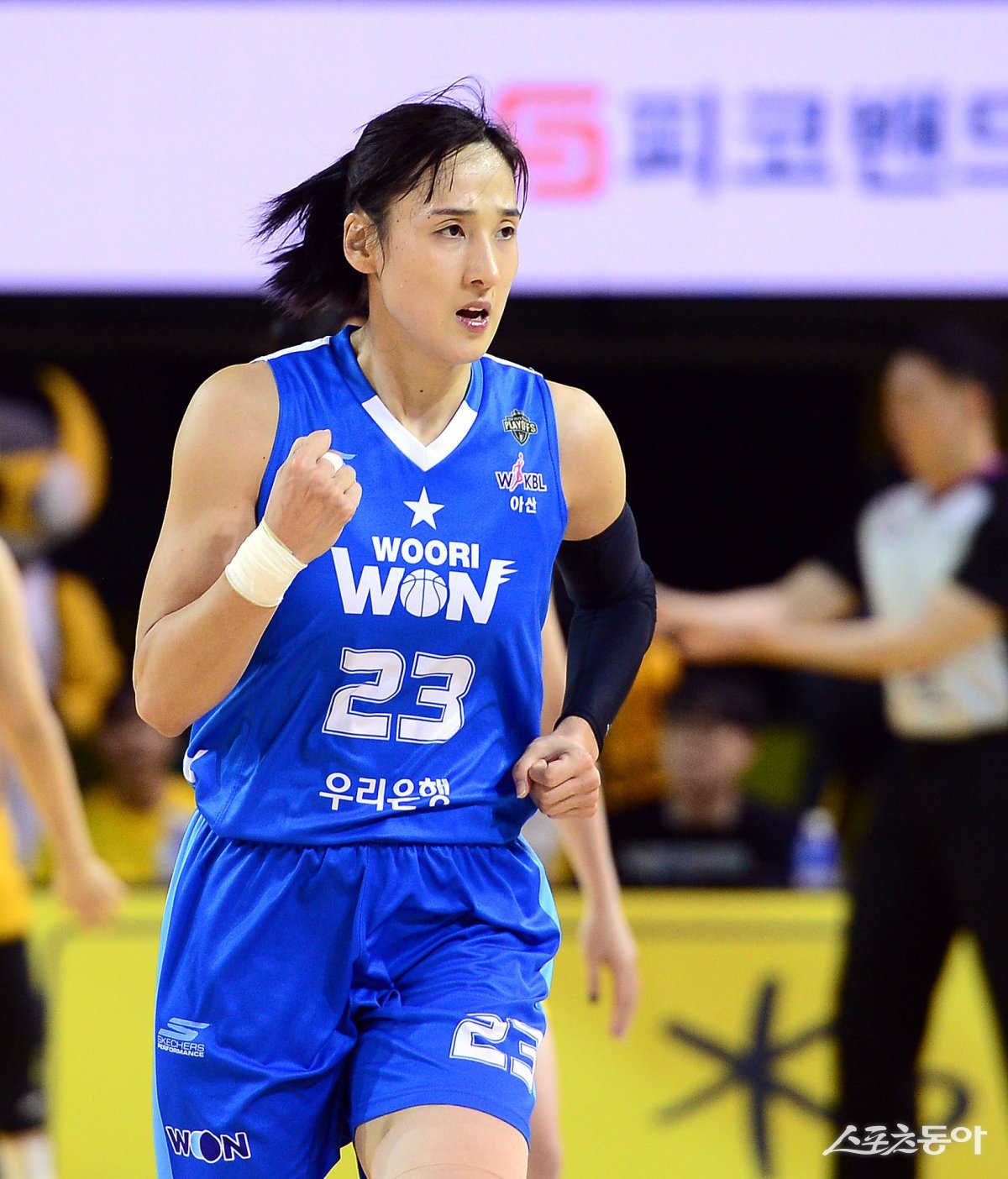 우리은행 김단비가 6일 청주체육관에서 열린 ‘하나은행 2024~2025 여자프로농구’ KB 스타즈와 PO 3차전 도중 득점한 뒤 주먹을 불끈 쥐며 환호하고 있다. 청주|김민성 기자 marineboy@donga.com