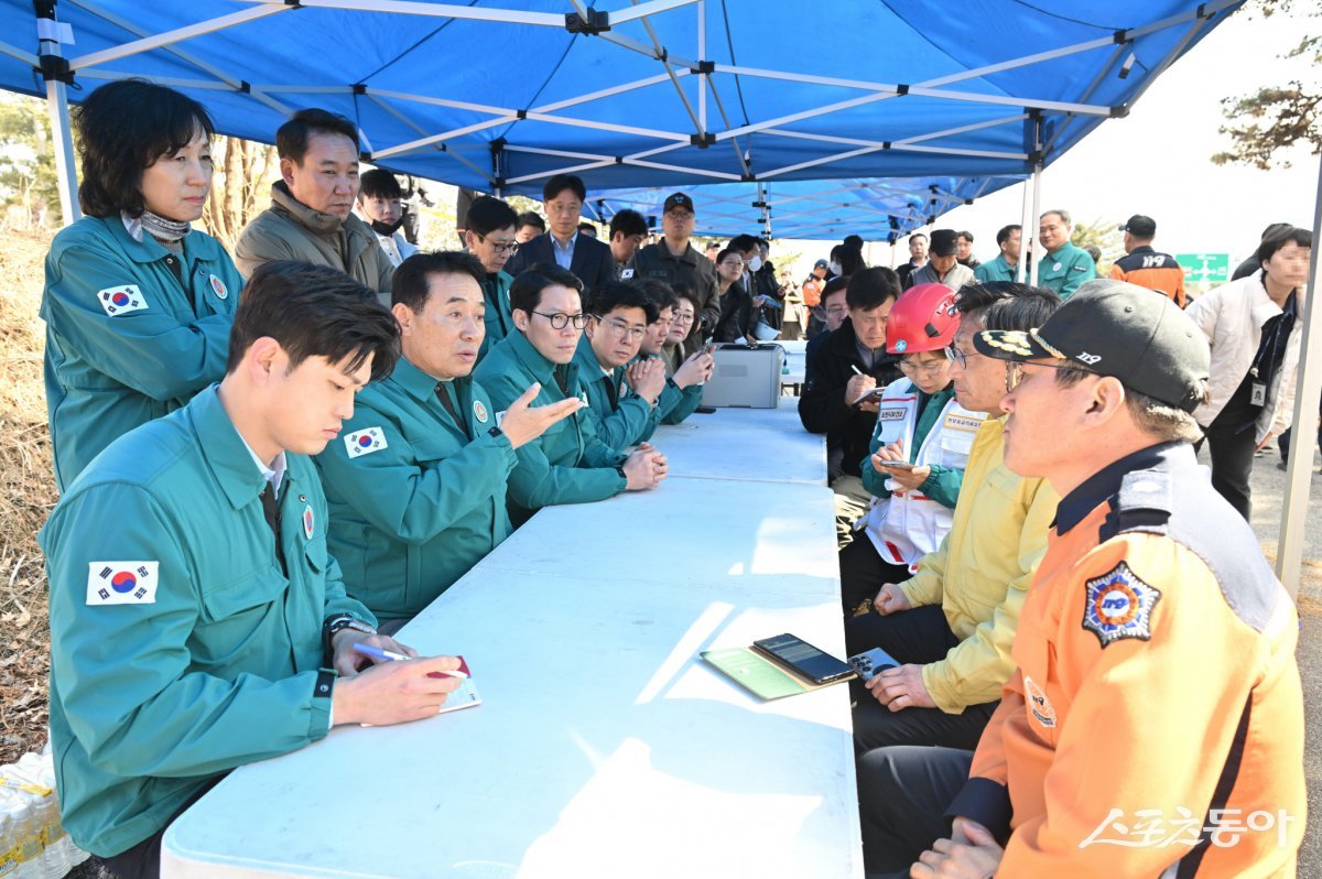 백영현 시장(윈쪽 세번째)이 6일 이동면 노곡리에서 발생한 군 폭탄 비정상 투하 사고로 신속한 사고 긴급대책회의를 개최하고 있다. 사진제공ㅣ포천시