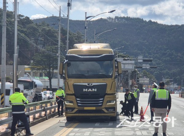 청도경찰서가 유관기관 합동 화물차 특별단속을 실시하고 있다. 사진제공 ㅣ 청도경찰서