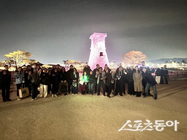 경주 야간투어 프로그램에서 찬사를 받고 있는 첨성대를 찾아 기념 촬영하고 있다. 사진제공 ㅣ 경주시